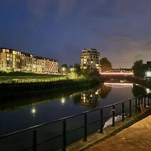 Apartment Riverside, Bath
