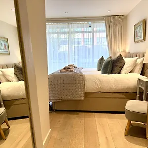 Apartment Walcot Yard With Parking, Keys, Bath